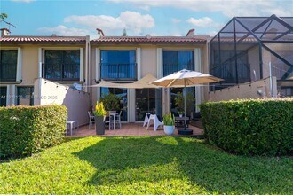 3322 Torremolinos Ave in Doral, FL - Foto de edificio - Building Photo