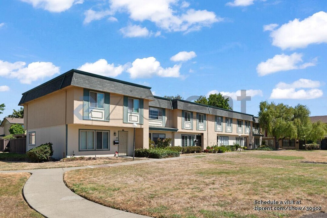 27561 Stromberg Ct in Hayward, CA - Foto de edificio