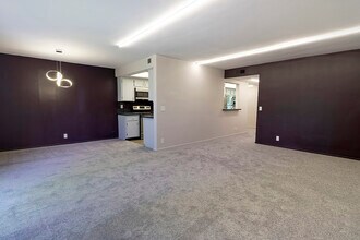 1221 N Kings Rd, Unit 302 in West Hollywood, CA - Building Photo - Building Photo