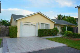 5141 NW 101st Pl in Doral, FL - Building Photo