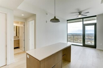 44 East Ave in Austin, TX - Foto de edificio - Building Photo