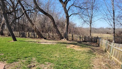 916 NE Bristol Dr in Lee's Summit, MO - Foto de edificio - Building Photo