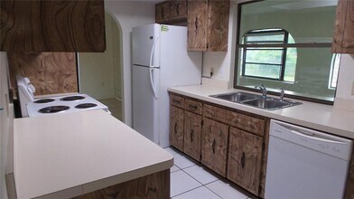 1286 Golden Oak Dr in Tarpon Springs, FL - Building Photo - Building Photo