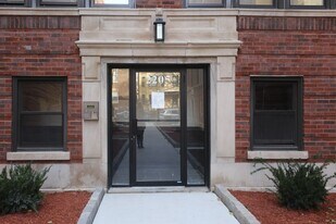 2210 W Eastwood Ave in Chicago, IL - Building Photo