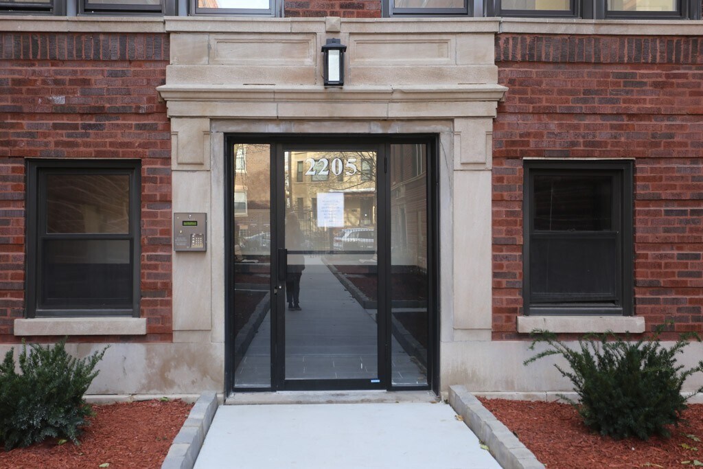 2210 W Eastwood Ave in Chicago, IL - Building Photo