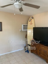 1514 S Stage Coach Ln in Fallbrook, CA - Foto de edificio - Building Photo