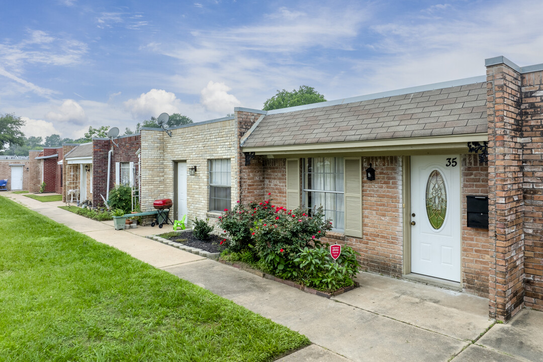 Shadowdale Village Townhomes in Houston, TX - Building Photo