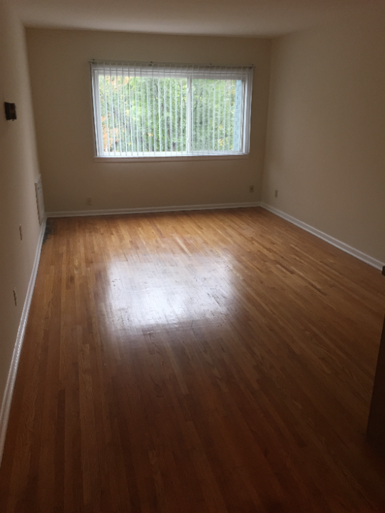 1585 W Highland Pkwy in St. Paul, MN - Building Photo