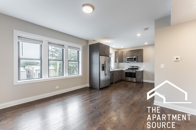 2228 N Sawyer Ave in Chicago, IL - Building Photo - Building Photo