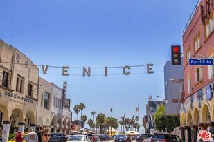 1212 Abbot Kinney Blvd in Los Angeles, CA - Building Photo