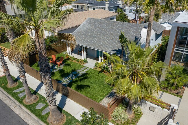 305 Neptune Ave in Encinitas, CA - Foto de edificio - Building Photo