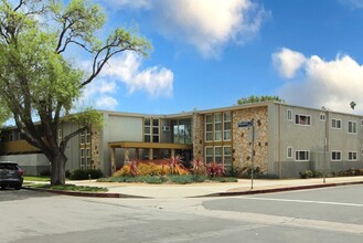 Reseda Continental in Reseda, CA - Foto de edificio - Building Photo