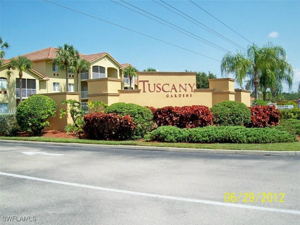 6330 Aragon Way in Ft. Myers, FL - Foto de edificio