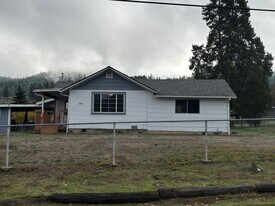 1342 Locust St in Oakland, OR - Building Photo