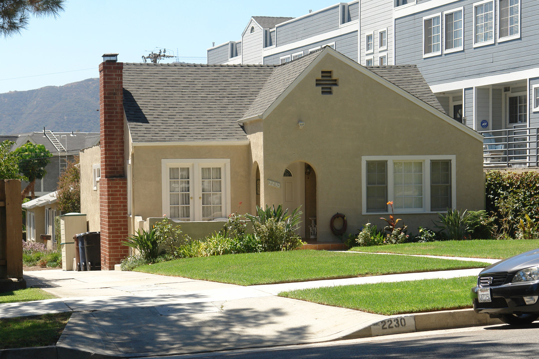 2230 Del Mar Rd in Montrose, CA - Foto de edificio