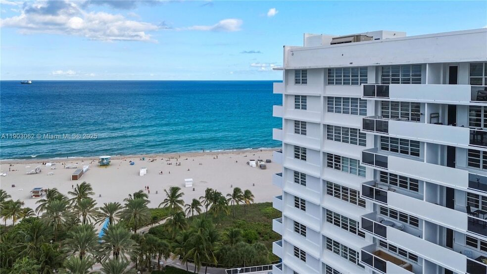 100 Lincoln Rd, Unit 323 in Miami Beach, FL - Building Photo