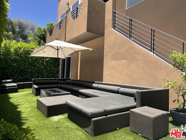 6061 Cashio St in Los Angeles, CA - Building Photo - Building Photo