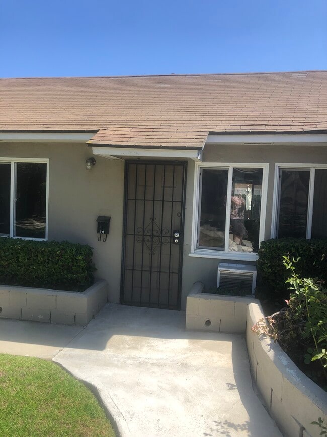 1739 N Hollywood Way, Unit 1739 in Burbank, CA - Building Photo - Building Photo