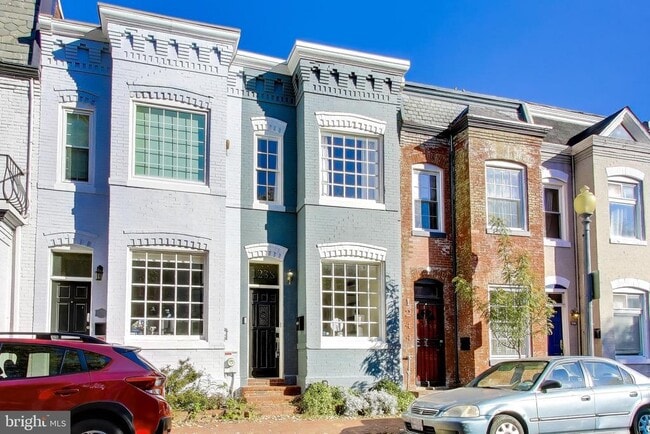 property at 1238 Linden Pl NE