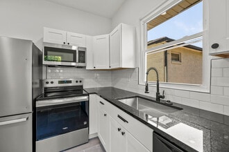 512 Granville Dr, Unit 1 in Winston-Salem, NC - Building Photo - Building Photo