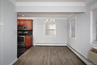 64 S Clinton Ave in Bay Shore, NY - Foto de edificio - Building Photo