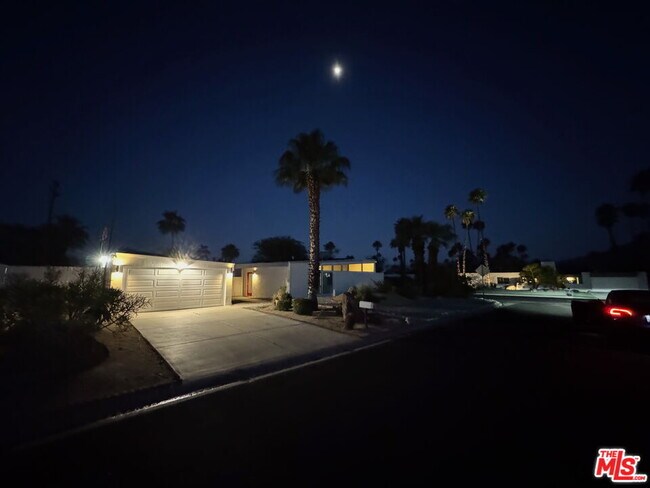 2106 N Roberto Dr in Palm Springs, CA - Building Photo - Building Photo