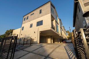 140 N Carondelet St in Los Angeles, CA - Building Photo