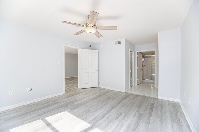 290 Naples Cove Dr, Unit 2204 in Naples, FL - Building Photo - Building Photo