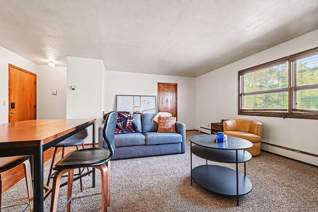 2017 Commerce Blvd, Unit #201 in Mound, MN - Foto de edificio - Building Photo