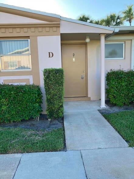 property at 2556 Dudley Dr E