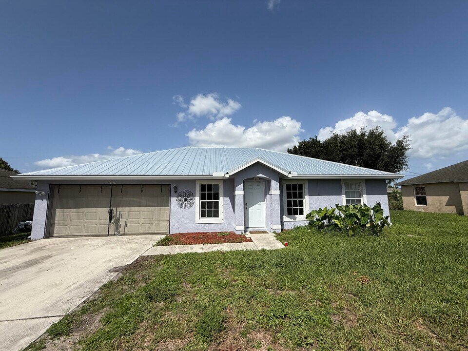 1661 SW Cameo Blvd in Port St. Lucie, FL - Building Photo