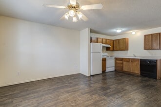 Greenwood Apartments A in Lubbock, TX - Building Photo - Building Photo