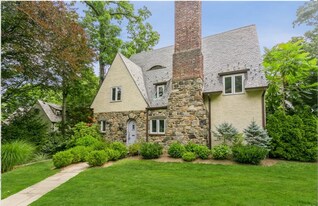 7 Cotswold Way in Scarsdale, NY - Building Photo