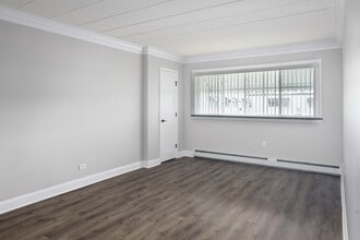 4925 Fairview Ave in Downers Grove, IL - Building Photo - Interior Photo