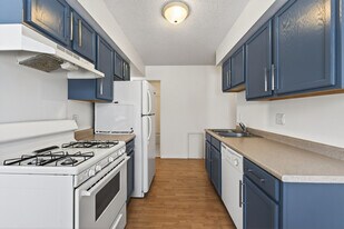 2740 Rosalyn Ct in New Hope, MN - Building Photo