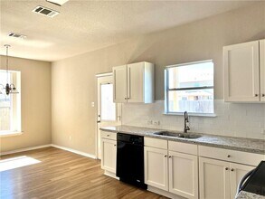 204 Baldwin St in Hutto, TX - Foto de edificio - Building Photo