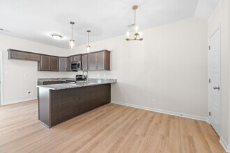 102 W Point Dr in Clarksville, TN - Foto de edificio - Building Photo