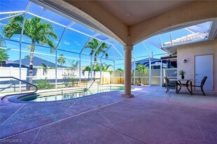 695 98th Ave N in Naples, FL - Foto de edificio - Building Photo