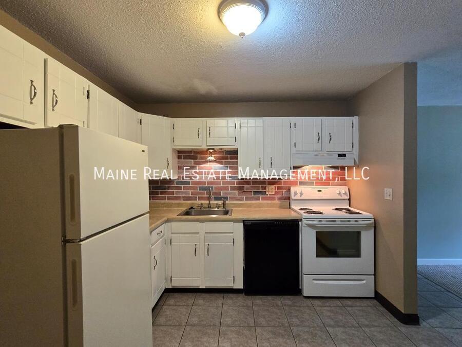 10 Tall Pines Dr in Lewiston, ME - Building Photo
