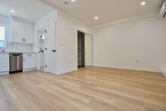 4565 Hazeltine Ave in Los Angeles, CA - Building Photo - Building Photo