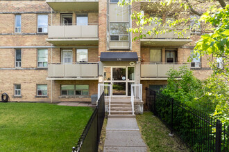 Roxbury Manor in Toronto, ON - Building Photo - Building Photo