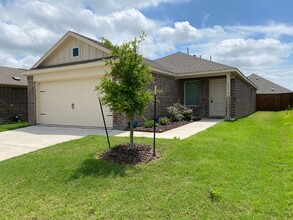14174 Inglebert St in Pilot Point, TX - Foto de edificio - Building Photo