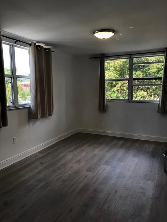 8255 Lake Dr, Unit 301 in Doral, FL - Building Photo