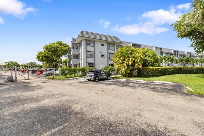 6705 NW 169th St in Hialeah, FL - Foto de edificio - Building Photo