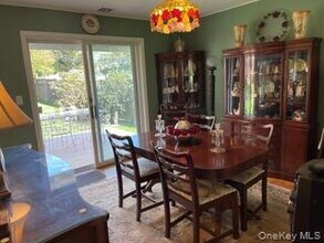 77 Universe Dr in Levittown, NY - Building Photo - Building Photo