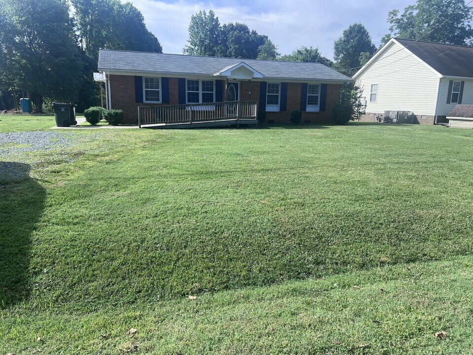 2548 Park Rd Ext in Elon, NC - Building Photo