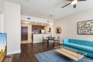 925 Common St in New Orleans, LA - Building Photo