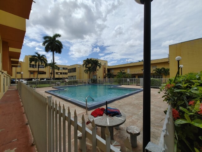 1555 W 44th Pl, Unit 322 in Hialeah, FL - Building Photo - Building Photo