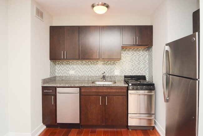 450 W Wellington Ave in Chicago, IL - Foto de edificio - Building Photo