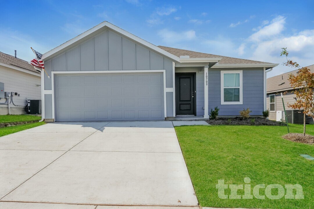 10709 Dusty Rnch Rd in Fort Worth, TX - Foto de edificio